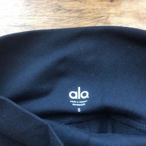 ALO Yoga Pants - Black ALO High Waist Airbrush capris, Small ALO Yoga Pants - Black ALO High Waist Airbrush capris, Small